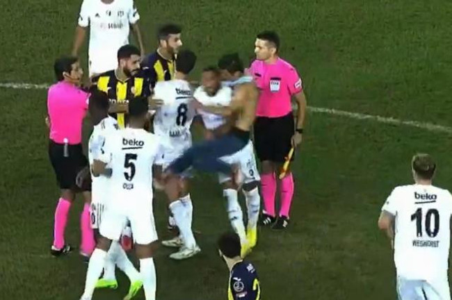 Ankara'da maç sonu ortalık karıştı! Sahaya giren taraftar, Beşiktaşlı yıldıza uçan tekme attı - Resim : 2