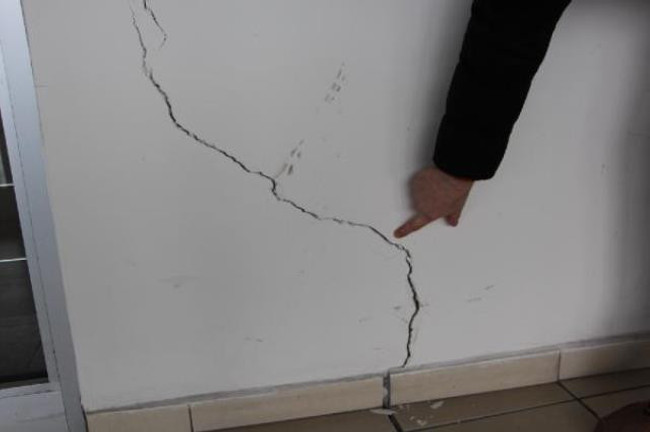 Milli maç öncesi korkutan görüntü! Son teknolojiyle yapılan stadın duvarları çatladı - Resim : 2