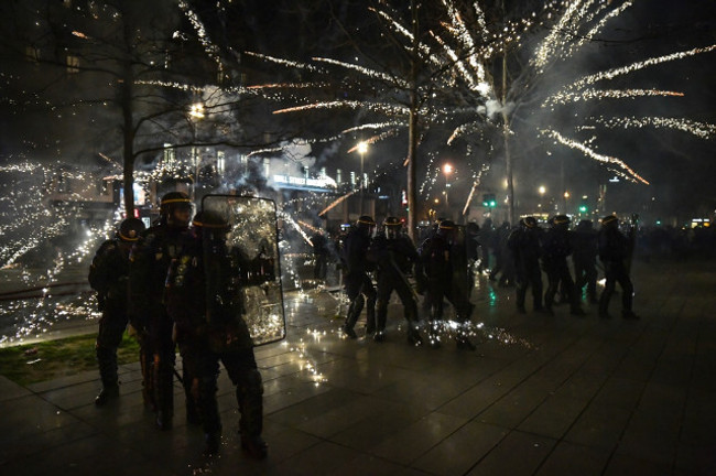 Protesto ve grevler sürerken Macron geri adım atmıyor: "Reform yıl sonundan önce yürürlüğe girmeli" - Resim : 5