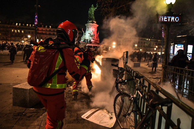 Protesto ve grevler sürerken Macron geri adım atmıyor: "Reform yıl sonundan önce yürürlüğe girmeli" - Resim : 4