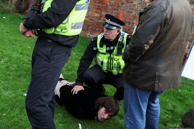 İngiltere Kralı Charles'a yumurta fırlatan gencin cezası belli oldu - Resim : 1