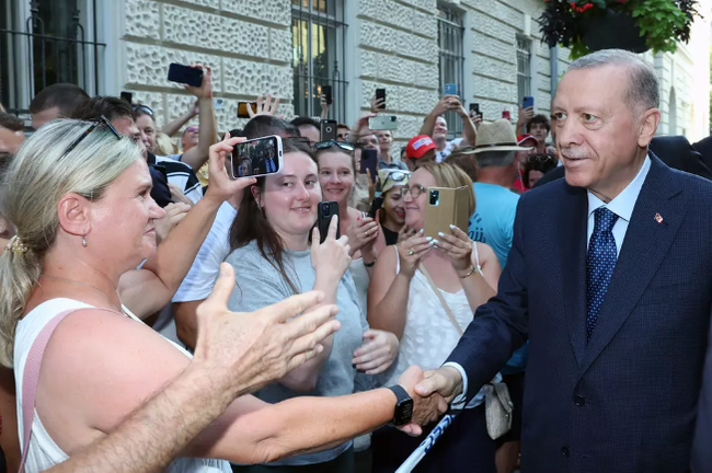 Cumhurbaşkanı Erdoğan'a Macaristan'da sıcak karşılama! Tokalaşmak için sıraya girdiler - Resim : 1