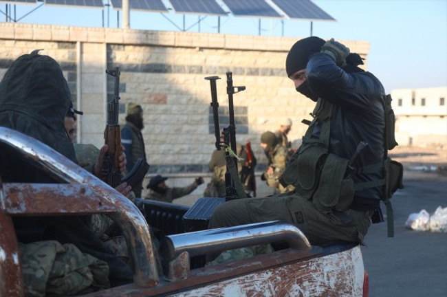 Suriye'de silahlı gruplar Hama'ya girdi! Şiddetli çatışmalar yaşanıyor - Resim : 1