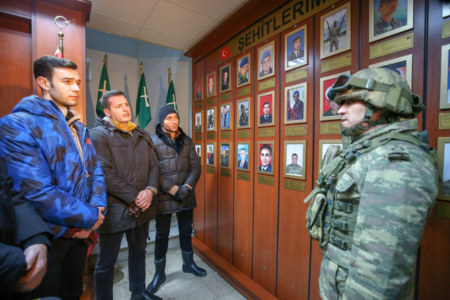 Söz dizisi oyuncuları Hakkari Dağlıca’da Mehmetçik’le buluştu! - Resim : 2