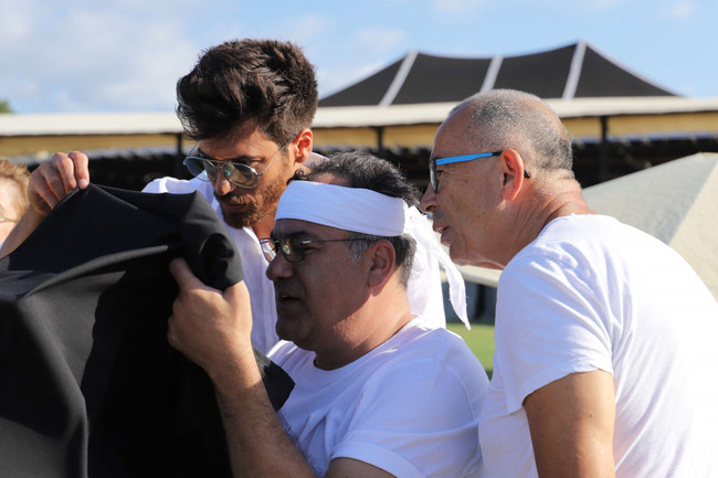 Can Yaman kamera arkasına da göz kırptı - Resim : 1