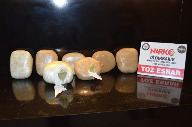 Ödüllü kadın polis kilo kilo eroinle yakalandı! ‘Cinsel içerikli videoyu gösterip...’ - Resim : 1