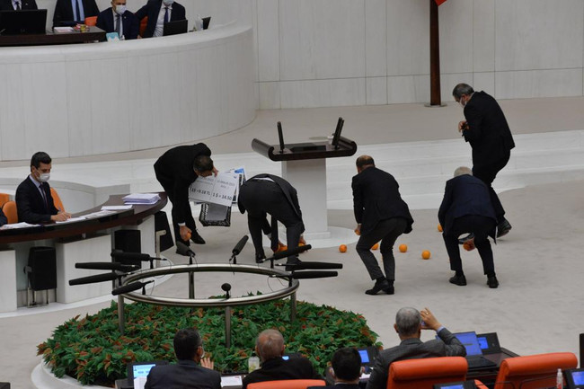 Bütçe görüşmesinde portakallı tepki - Resim : 2