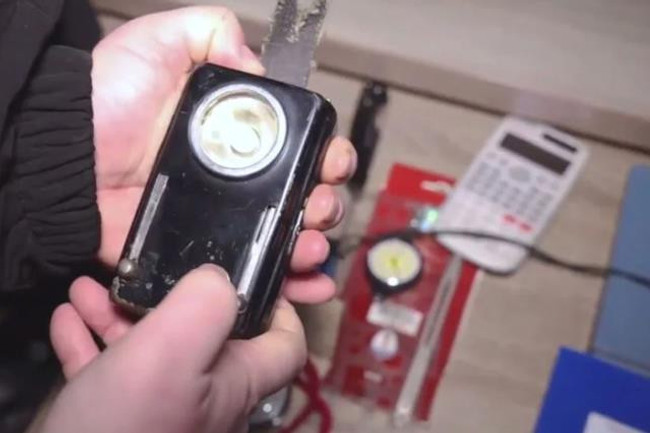 Ukrayna teslim olan Rus askerlerin çantalarındaki eşyaları sergiledi! İçinde neler var neler - Resim : 2