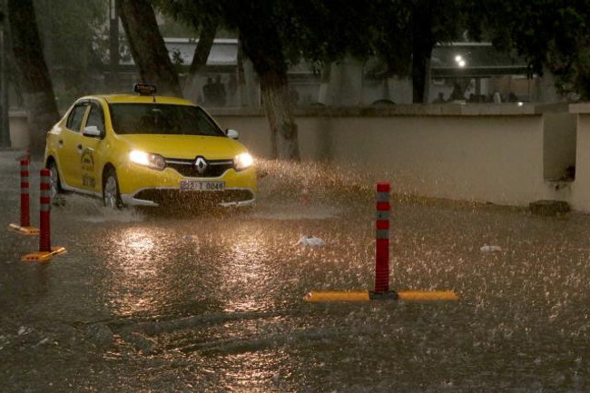 Türkiye yazı karşılamaya hazırlanırken il ve ilçeleri sel vurdu, tarlalar perişan oldu - Resim : 1