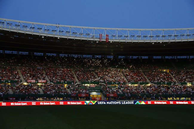 Avusturya-Danimarka maçı eziyete döndü! Önce elektrik kesildi, sonra sahada dev bir delik açıldı - Resim : 1