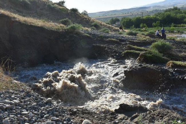Batman'da sulama kanalının sifonu patladı, 120 ton buğday suya kapıldı - Resim : 1