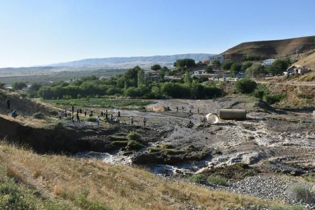 Batman'da sulama kanalının sifonu patladı, 120 ton buğday suya kapıldı - Resim : 2