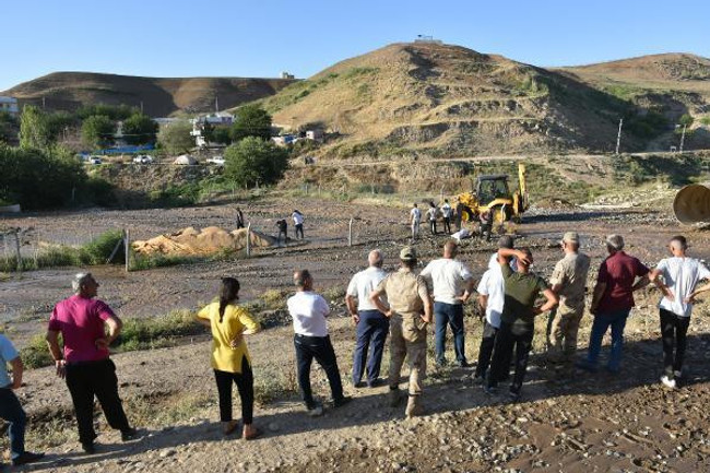 Batman'da sulama kanalının sifonu patladı, 120 ton buğday suya kapıldı - Resim : 3