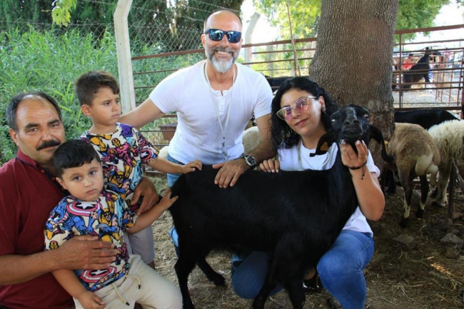 3 gündür kaçan kurbanlık keçiyi Haluk Levent satın aldı - Resim : 2