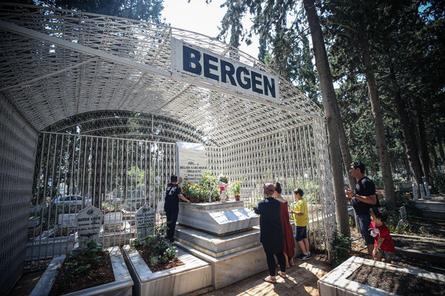 Sanatçı Bergen, Mersin'deki mezarı başında anıldı - Resim : 2
