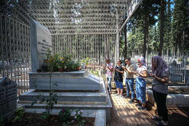Sanatçı Bergen, Mersin'deki mezarı başında anıldı - Resim : 1