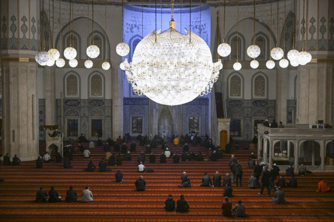 İYİ Parti Genel Başkanı Akşener, depremlerde hayatını kaybedenler için mevlit okuttu - Resim : 1