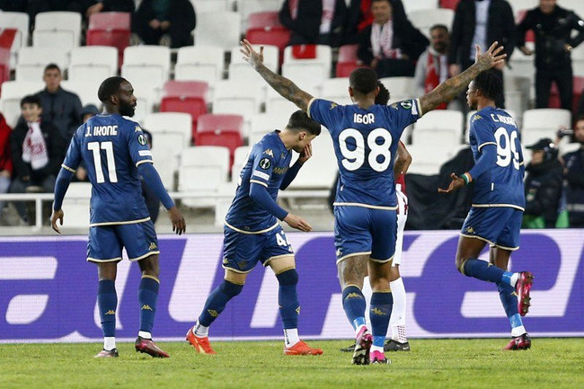 Sivas'ta skandal gece! Sahaya atlayıp burnunu kırdı - Resim : 1