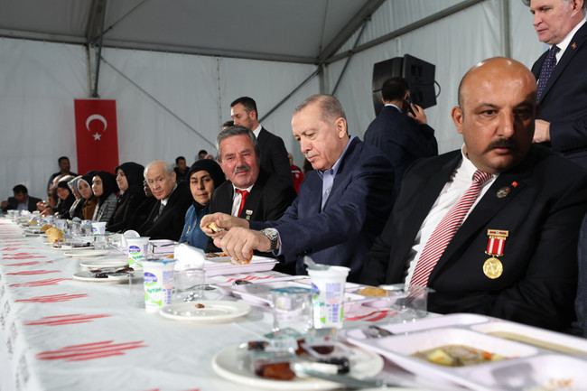 Cumhurbaşkanı Erdoğan ilk iftarını depremzedelerle açtı - Resim : 1