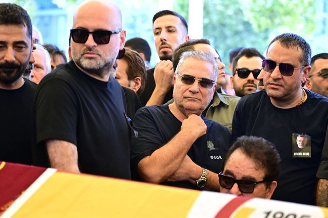 Şafak Sezer'den Aydemir Akbaş'ın cenazesinde isyan: Akıl hastanesinden kaçanlar gelmiş gibiydi - Resim : 1