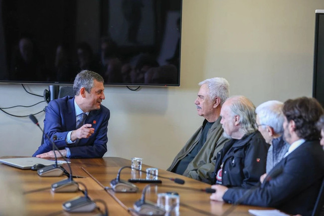 Ekrem İmamoğlu'na destek: Sanatçılar, Saraçhane'deki İBB binasına gittiler - Resim : 1