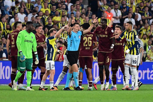 Fenerbahçe Trabzonspor’u Kadıköy’de devirdi: Olaylı maçta tek gol yetti - Resim : 2