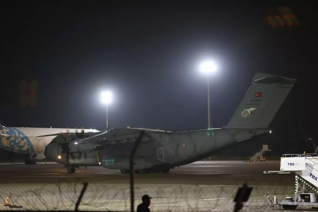 Türkiye'yi yasa boğan veda! Şehitlerimiz son yolculuğuna uğurlanıyor - Resim : 1