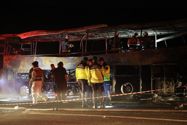 Gece yarısı kahreden haber… Katliam gibi kaza: 1'i bebek 8 kişi hayatını kaybetti! - Resim : 1