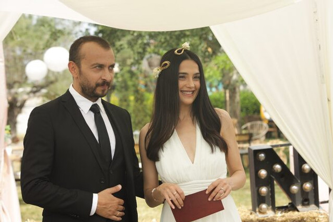 Birce Akalay sevilen dizinin kadrosuna katıldı! İşte setten ilk kare... - Resim : 3