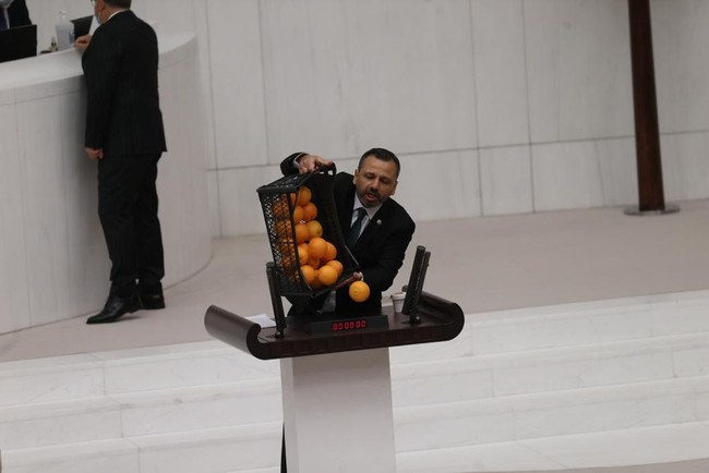 Bütçe görüşmesinde portakallı tepki - Resim : 1