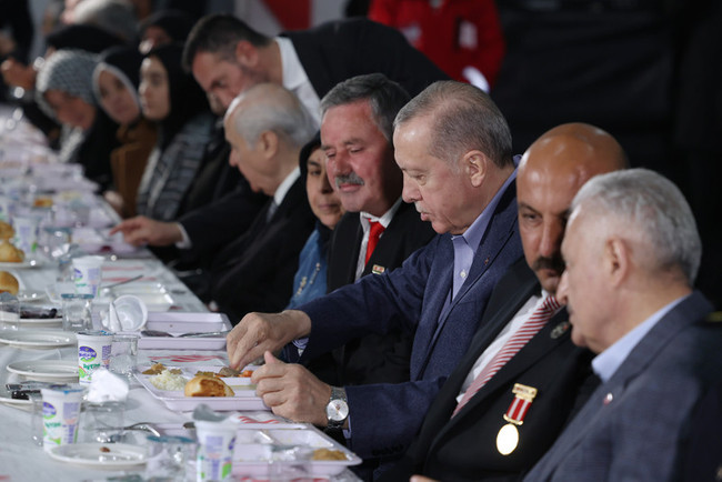 Cumhurbaşkanı Erdoğan ilk iftarını depremzedelerle açtı - Resim : 2