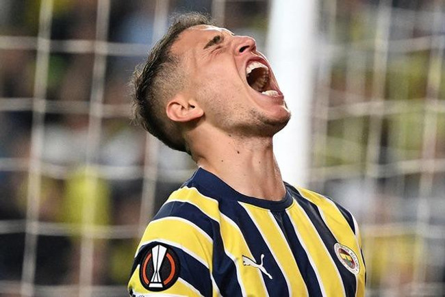 Kadroya alınmamıştı, Fenerbahçe'ye resti çekti! Süper Lig ekibine gidiyor... - Resim : 1