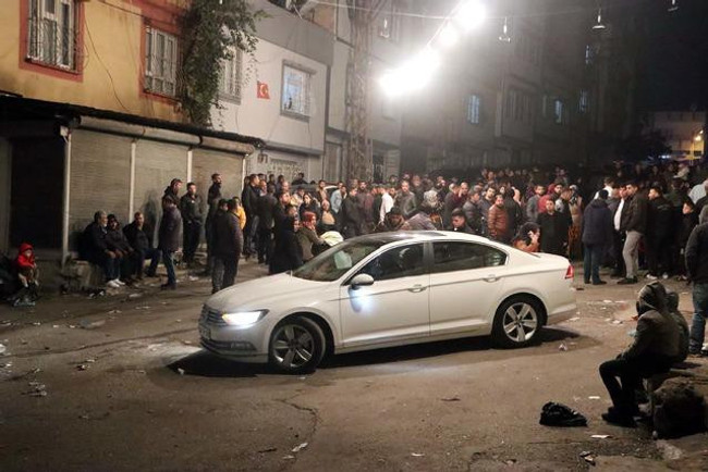 Gelinin eski eşi ve yakınları sokak düğününü basıp mermi yağdırdı! Ölü ve yaralılar var… - Resim : 1