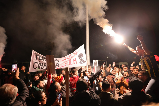 Taraftardan Galatasaray ve Fenerbahçe'ye tarihi karşılama - Resim : 4