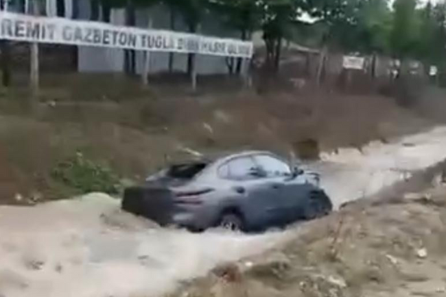 AK Partili milletvekilinin karıştığı kazada ölü ve yaralılar var! İki araç dereye uçtu… - Resim : 1