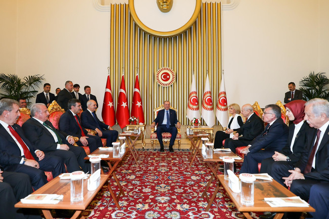 Erdoğan’ın yanı başına oturdu, görenler şaşkına döndü! Siyasete geri mi dönüyor? - Resim : 1
