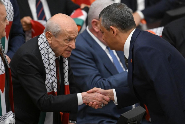 Özgür Özel’den Meclis’te ezber bozan çıkış: “Bir talimatla biter, var mısınız?” - Resim : 1