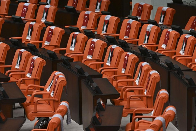 Özgür Özel’den Meclis’te ezber bozan çıkış: “Bir talimatla biter, var mısınız?” - Resim : 2