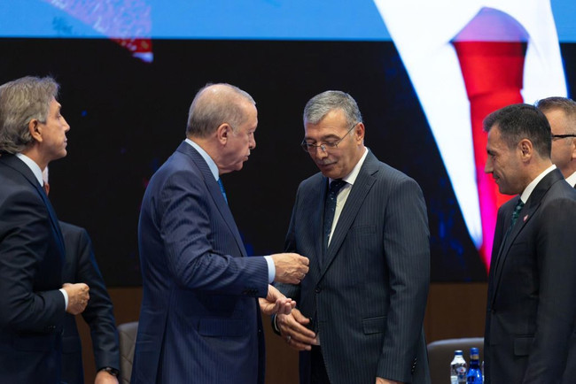 2 belediye AK Parti’ye geçti: Erdoğan rozetleri taktı - Resim : 2