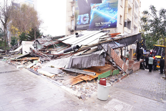Ruhsatı yok, daha önce 4 kez mühürlenmiş... Şişli'de 25 kişinin zehirlendiği kebapçı yıkıldı - Resim : 3