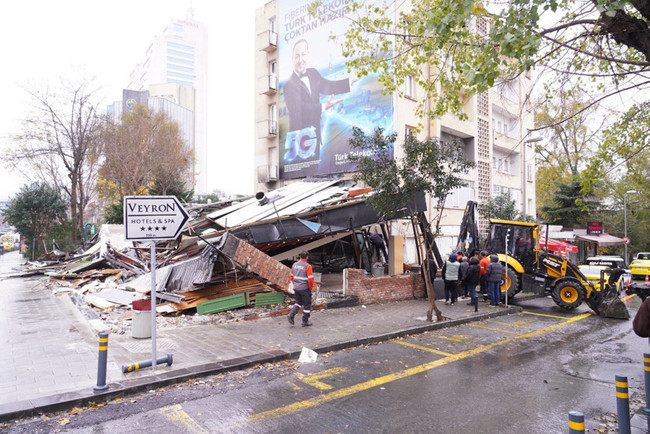 Ruhsatı yok, daha önce 4 kez mühürlenmiş... Şişli'de 25 kişinin zehirlendiği kebapçı yıkıldı - Resim : 2