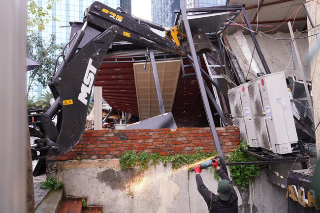 Ruhsatı yok, daha önce 4 kez mühürlenmiş... Şişli'de 25 kişinin zehirlendiği kebapçı yıkıldı - Resim : 1