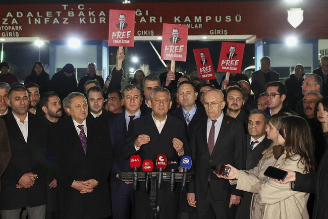 Tanju Özcan'ı ziyaret eden Özel'den çarpıcı çıkış: "O 3 harfliyi pişman edeceğiz..." - Resim : 1