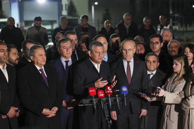 Tanju Özcan'ı ziyaret eden Özel'den çarpıcı çıkış: "O 3 harfliyi pişman edeceğiz..." - Resim : 4