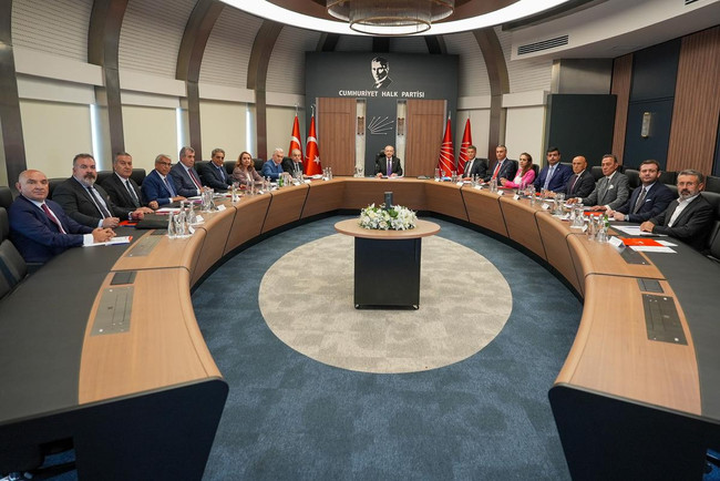 MYK toplantısında büyük değişiklik iddiası! Özgür Özel’den imza hamlesi - Resim : 1