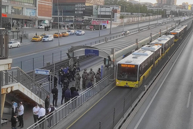 İstanbul'da metrobüste rehine krizi! Özel harekât devreye girdi, gözaltına alındı - Resim : 6