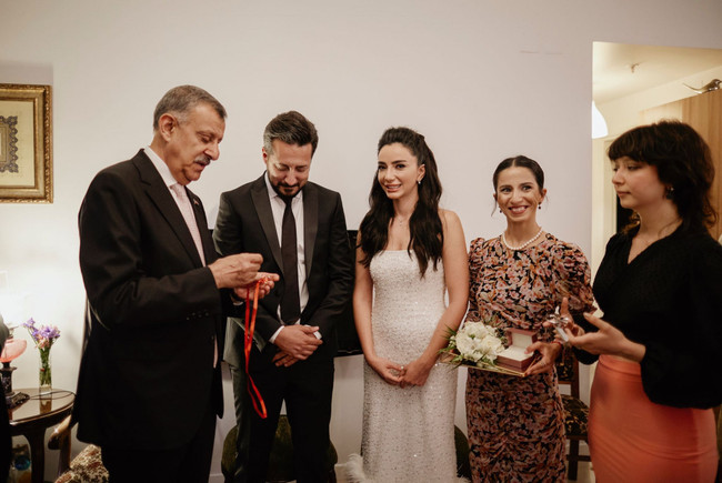 Oyuncu ve şarkıcı Öykü Gürman evlilik yolunda ilk adımı attı! - Resim : 1