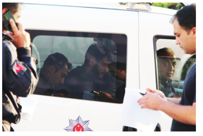 AK Partili Ömer Çelik'in seçim bürosuna bıçaklı saldırı! - Resim : 2