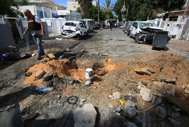 Hamas, Gazze'ye sızmaya çalışan İsrail tankı ve buldozerini imha etti - Resim : 1