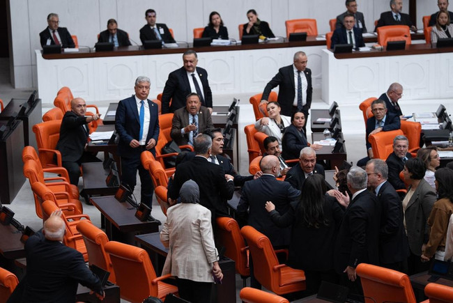 TBMM’de tansiyon yükseldi: İYİ Parti ve DEM arasında sert tartışma! - Resim : 2